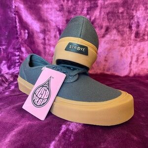 STRAYE  Gower low top skate shoes in Carbon